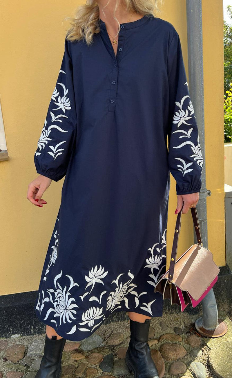 Say INA Copenhagen Kjole - Tilde Long - Navy W. Embroidery