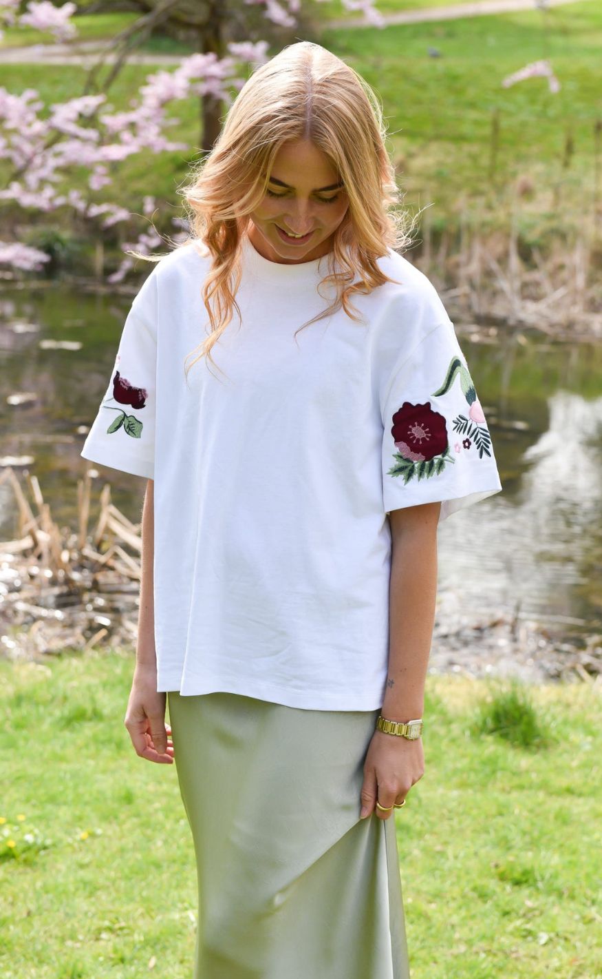 A-View T-Shirt - Best Double Flower - White