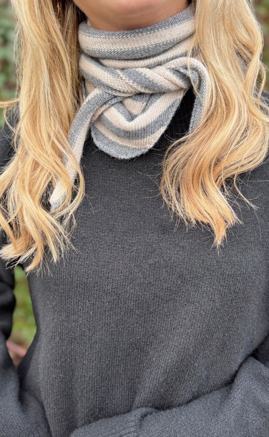 Black Colour Strikket Tørklæde - Triangle Striped - Grey Latte