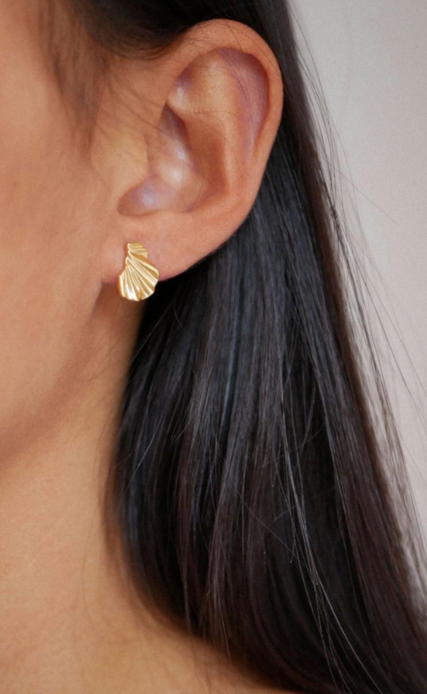 ENAMEL Copenhagen Øreringe - Mini Wave - Gold Colour