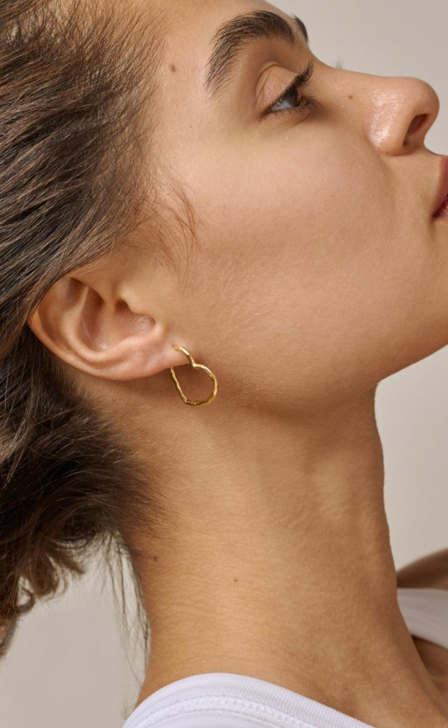 ENAMEL Copenhagen Øreringe - Organic Heart Medium - Gold Colour