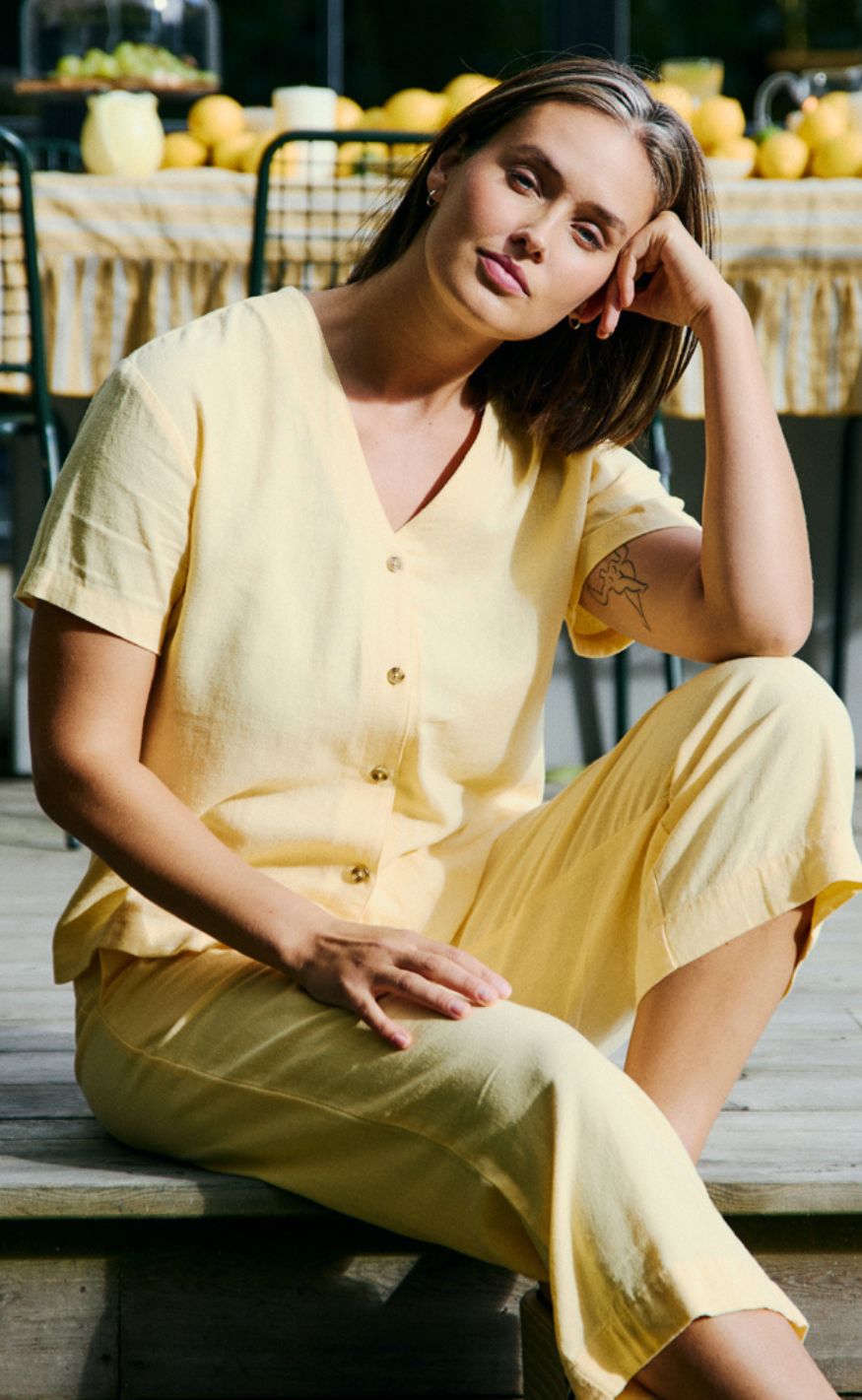Freequent Skjorte - Lava SS V-neck - Golden Haze