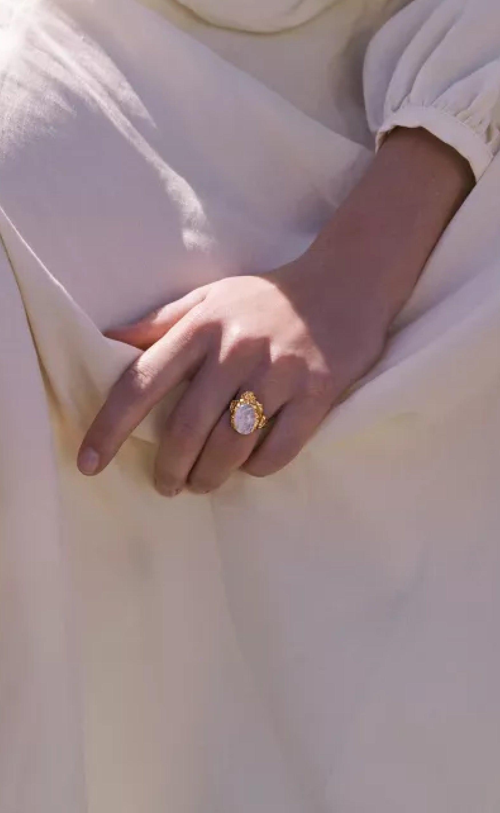 Maanesten Ring - Gudinde - Gold Colour