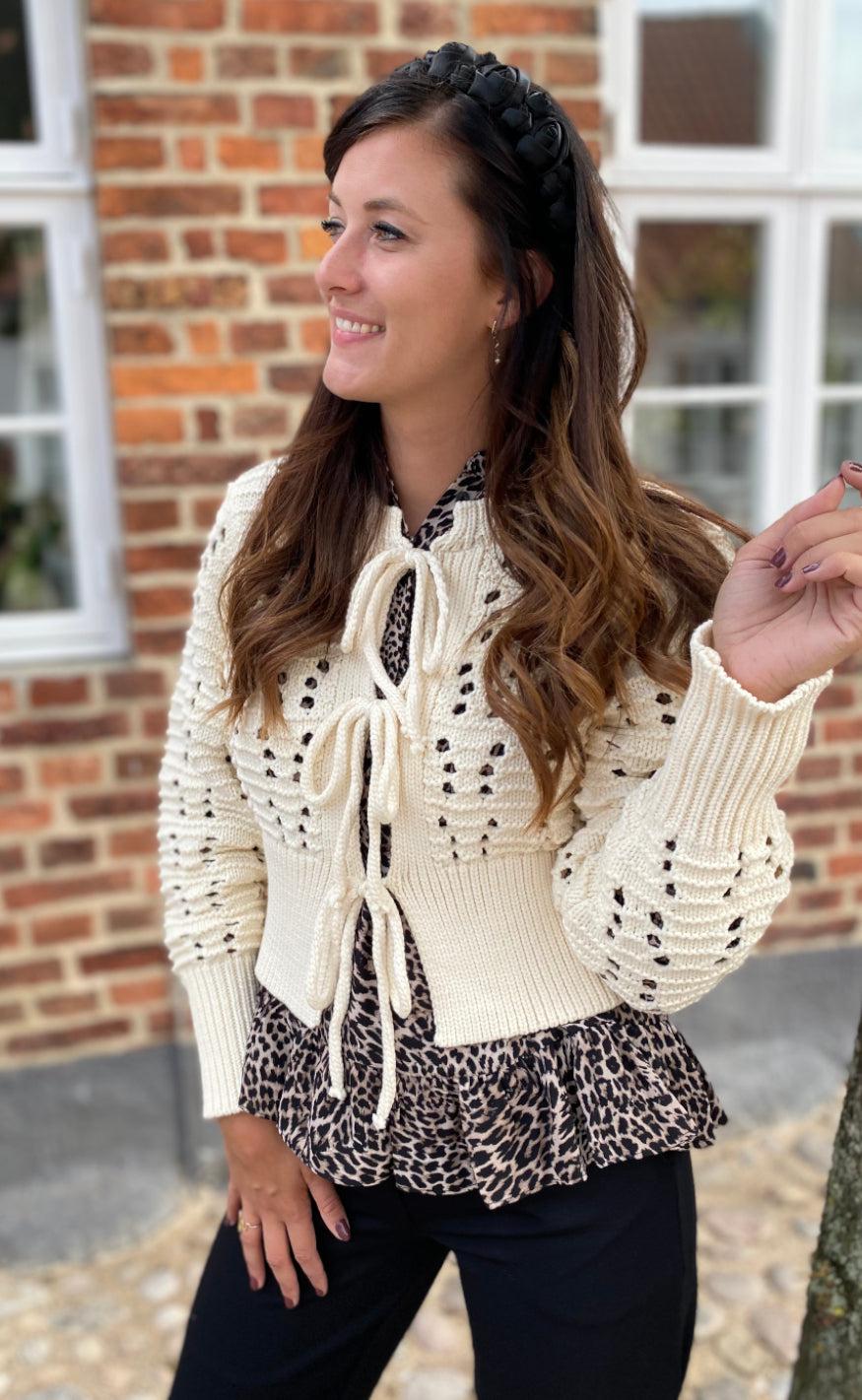Neo Noir Cardigan - Bethie - Creme