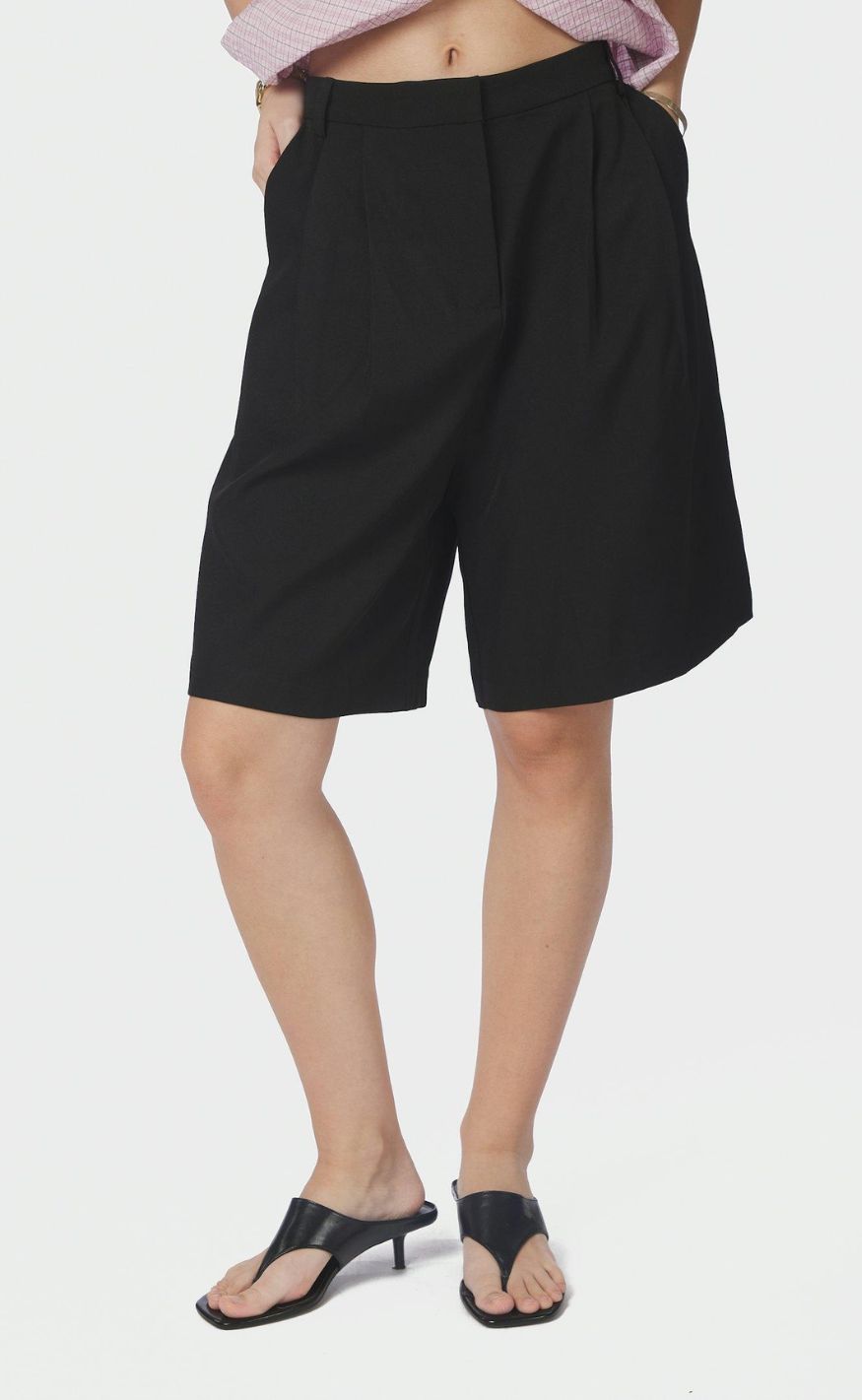 Neo Noir Shorts - Nika Bermuda - Black