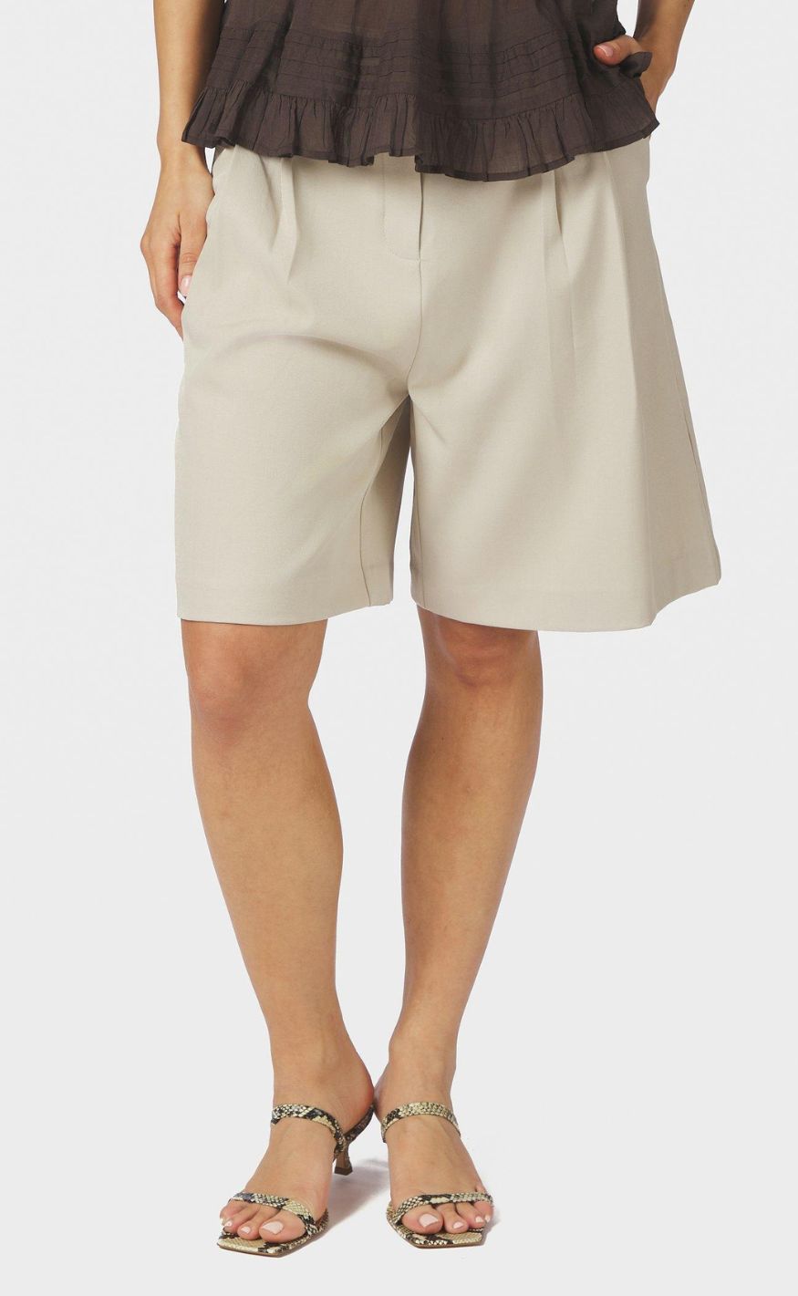 Neo Noir Shorts - Nika Structure - Creme