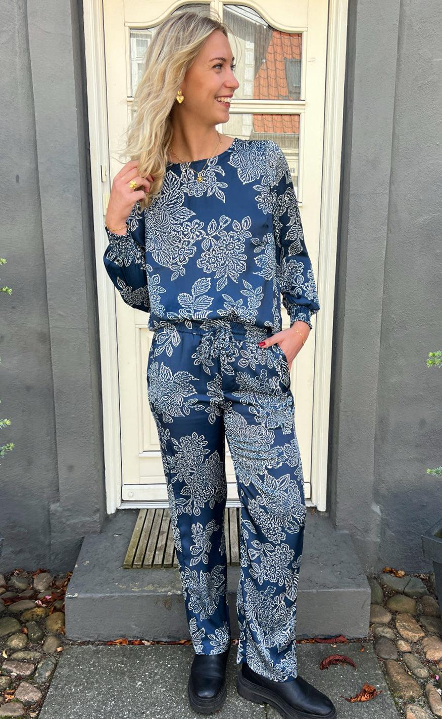 Say INA Copenhagen Bluse - Chili - Navy Blue Flower