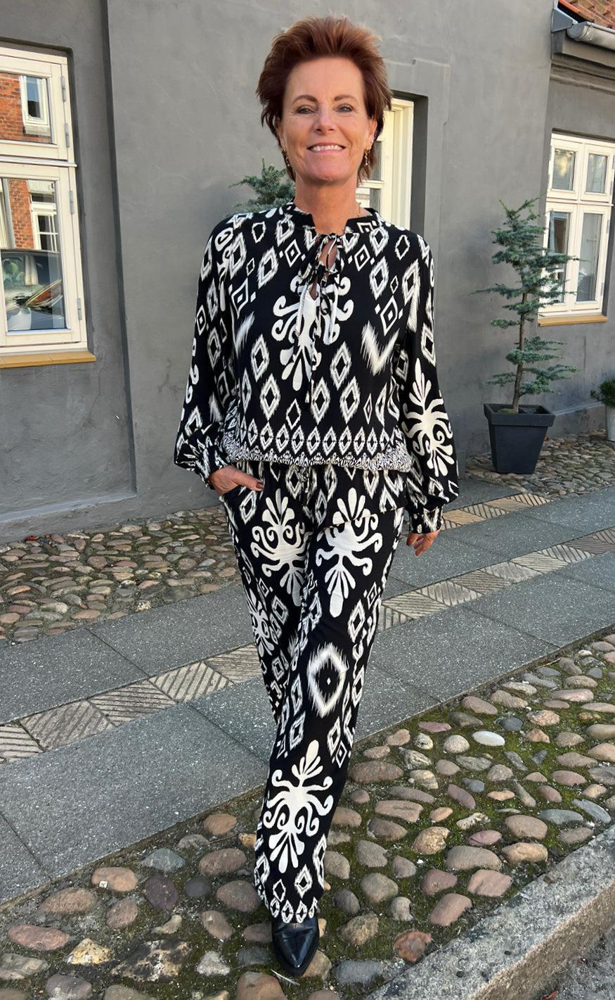 Say INA Copenhagen Bluse - Tora - Black/White Paisley