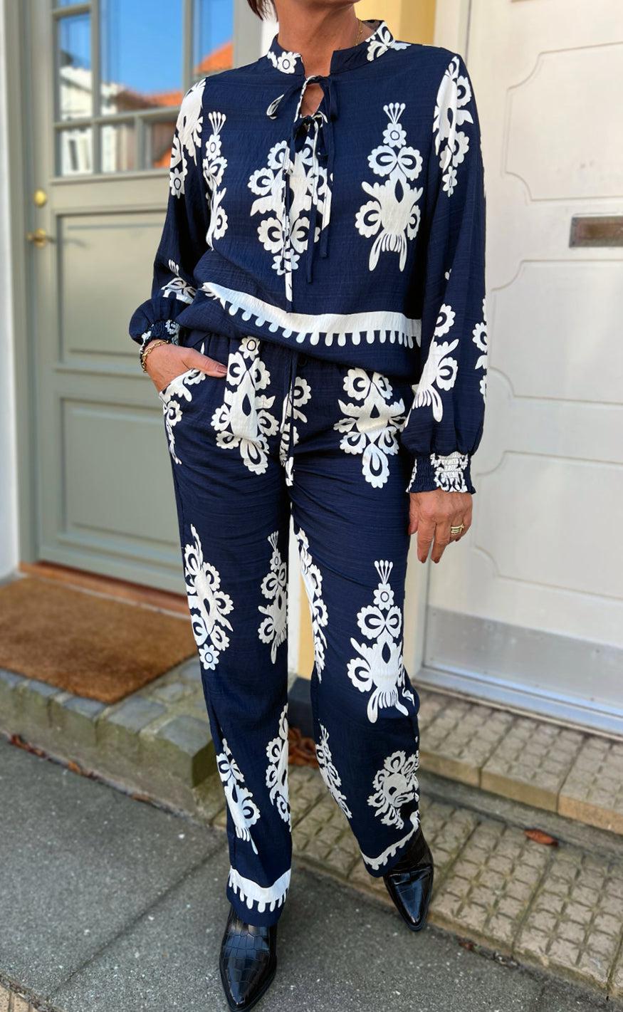 Say INA Copenhagen Bluse - Tora - Navy Blue Paisley