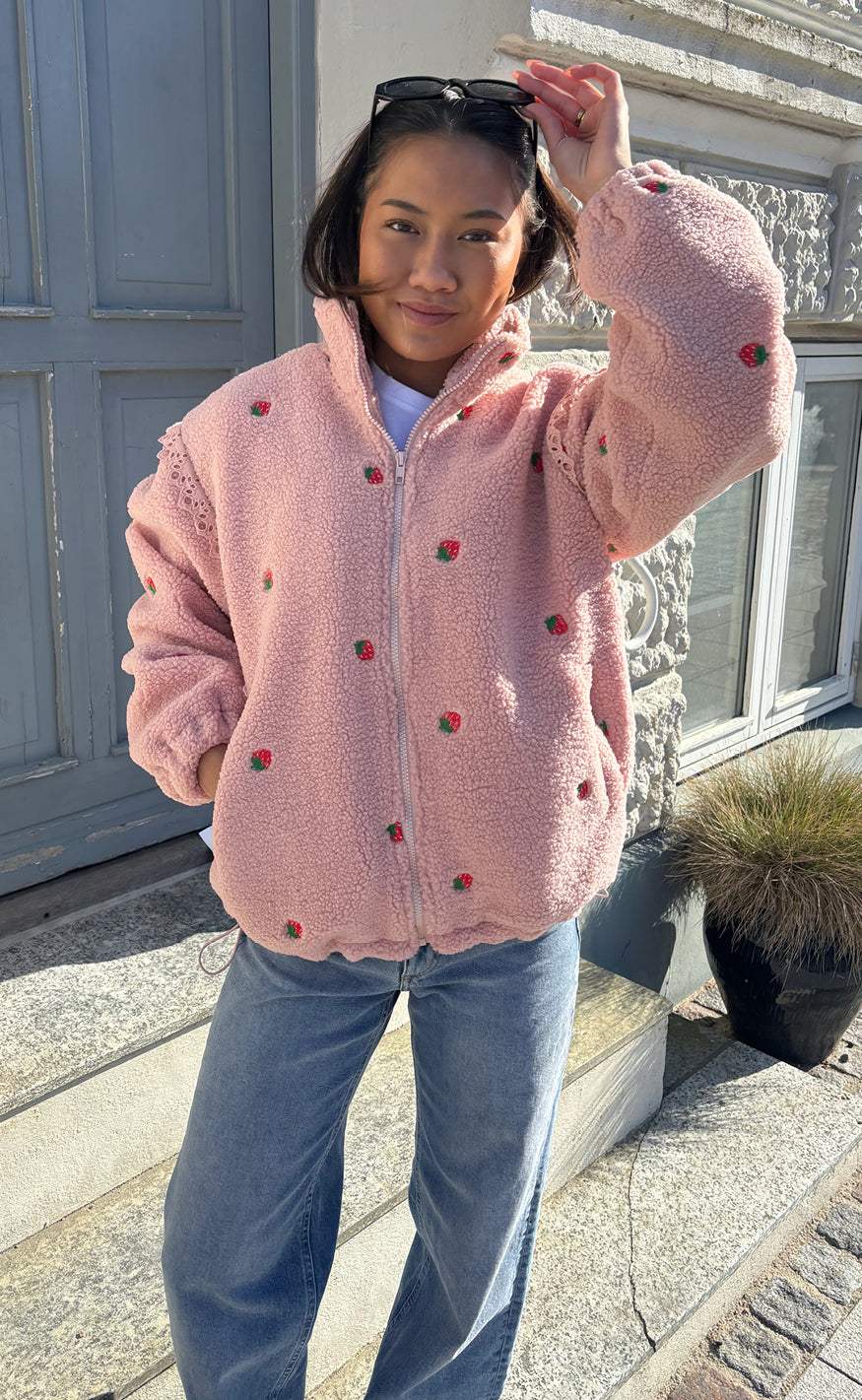 Say INA Copenhagen Fleece Jakke - Fia - Pink W. Strawberry Embroidery