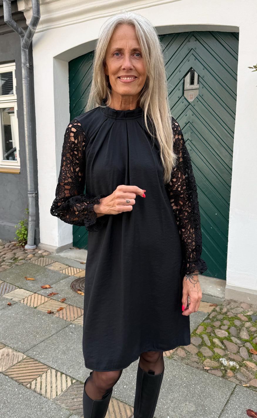 Say INA Copenhagen Kjole - Hazel Lace - Black