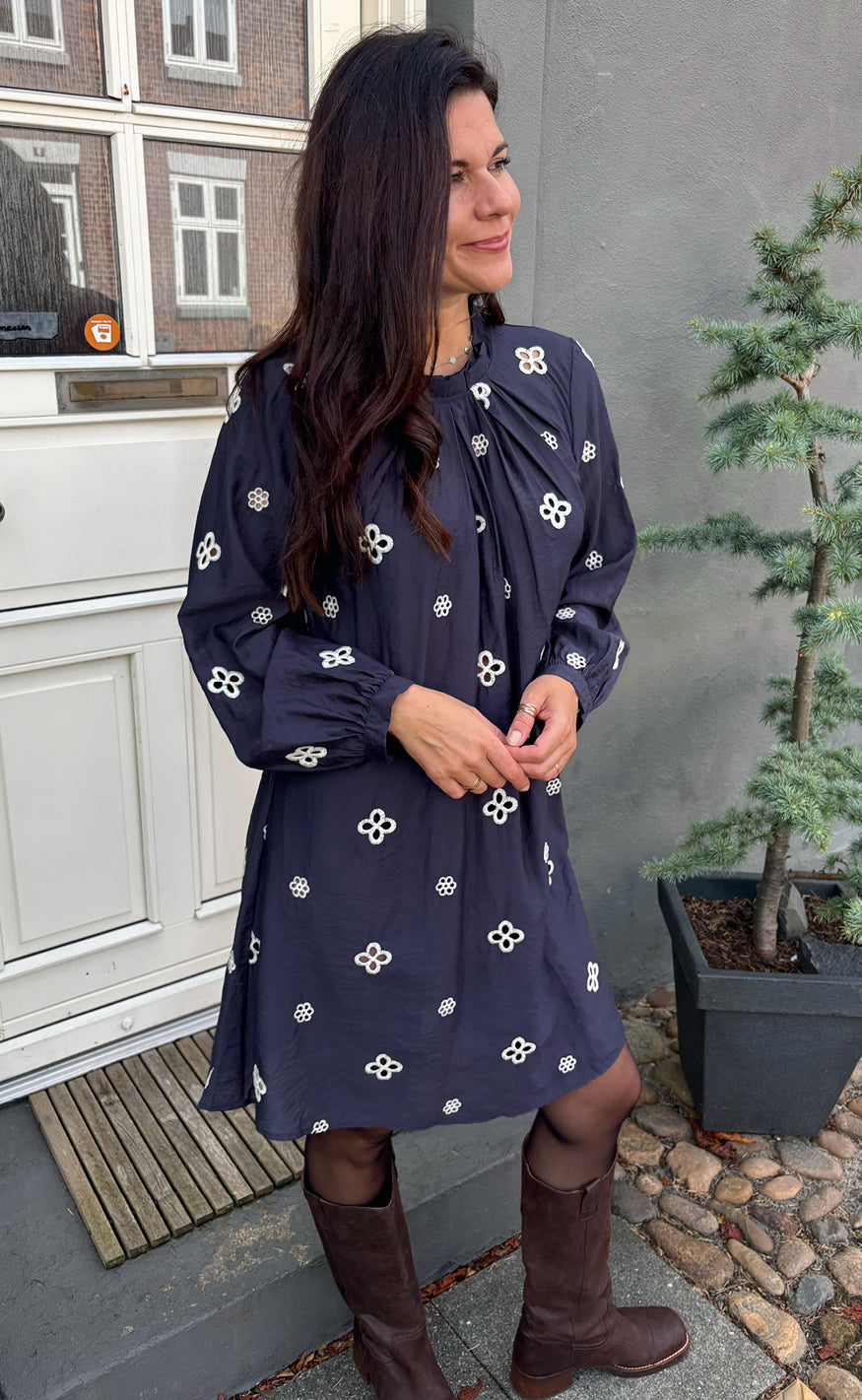 Say INA Copenhagen Kjole - Hazel - Navy Blue W. White Embroidery