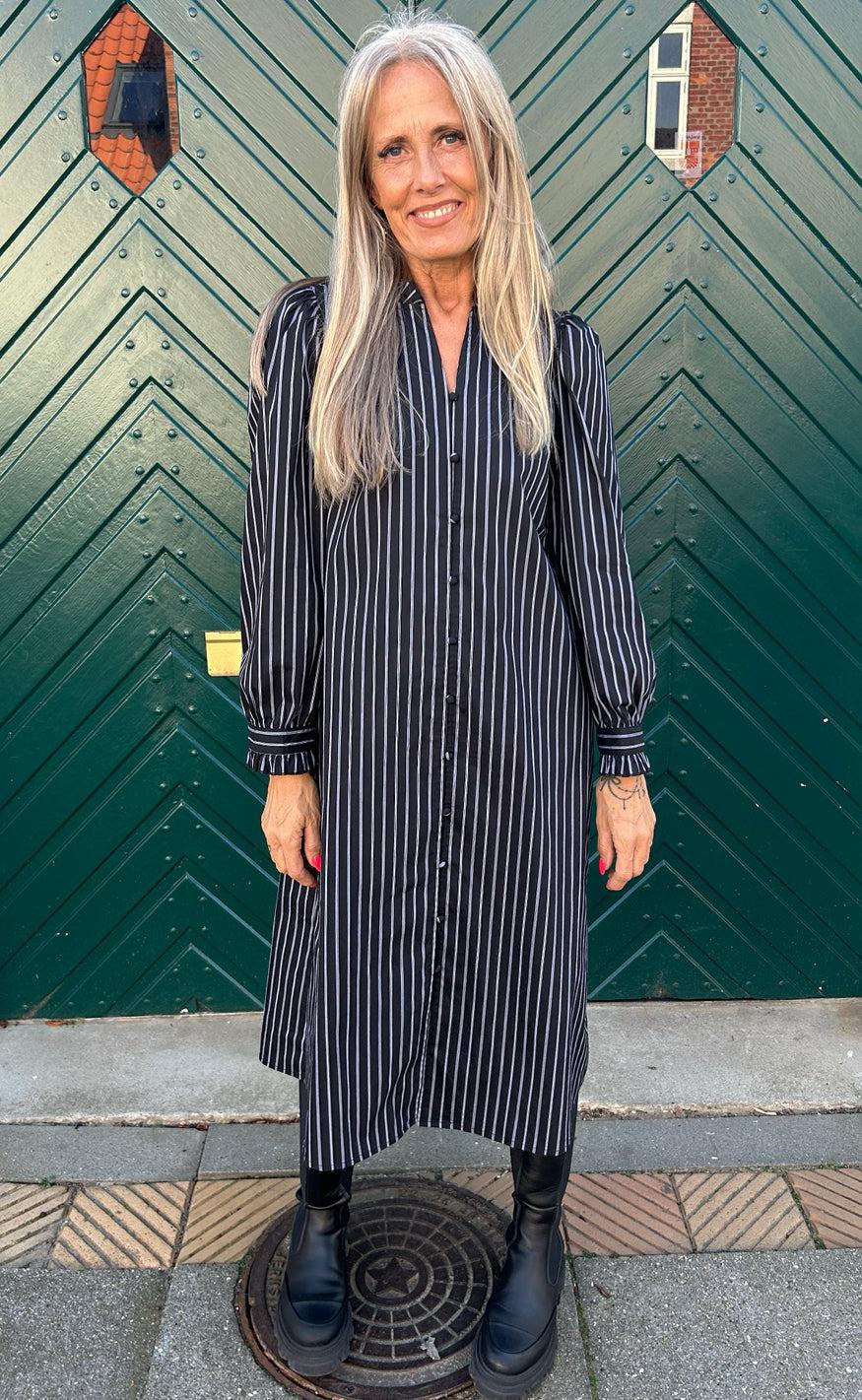 Say INA Copenhagen Kjole - Tiki - Black W. White Stripes