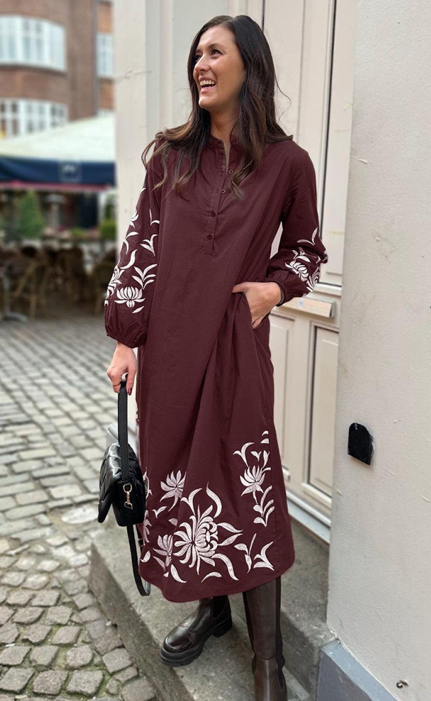 Say INA Copenhagen Kjole - Tilde Long - Burgundy Red W. Embroidery