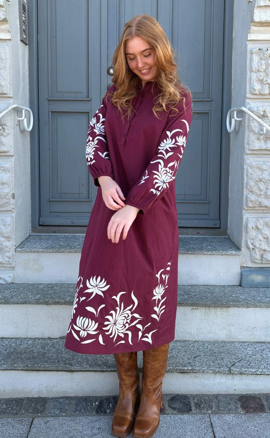 Say INA Copenhagen Kjole - Tilde Long - Burgundy Red W. Embroidery