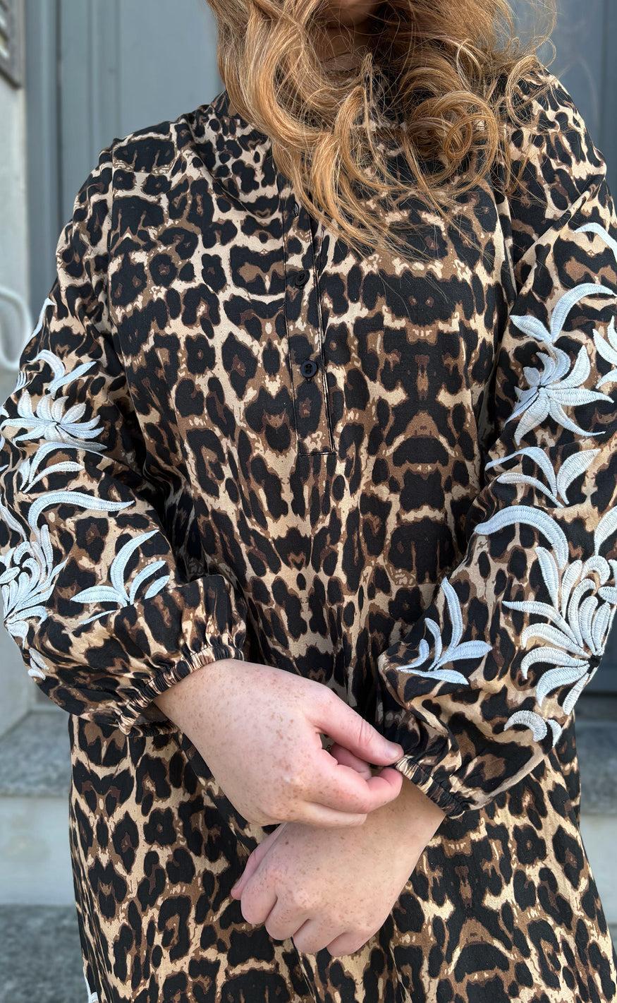 Say INA Copenhagen Kjole - Tilde Long - Leopard W. Embroidery