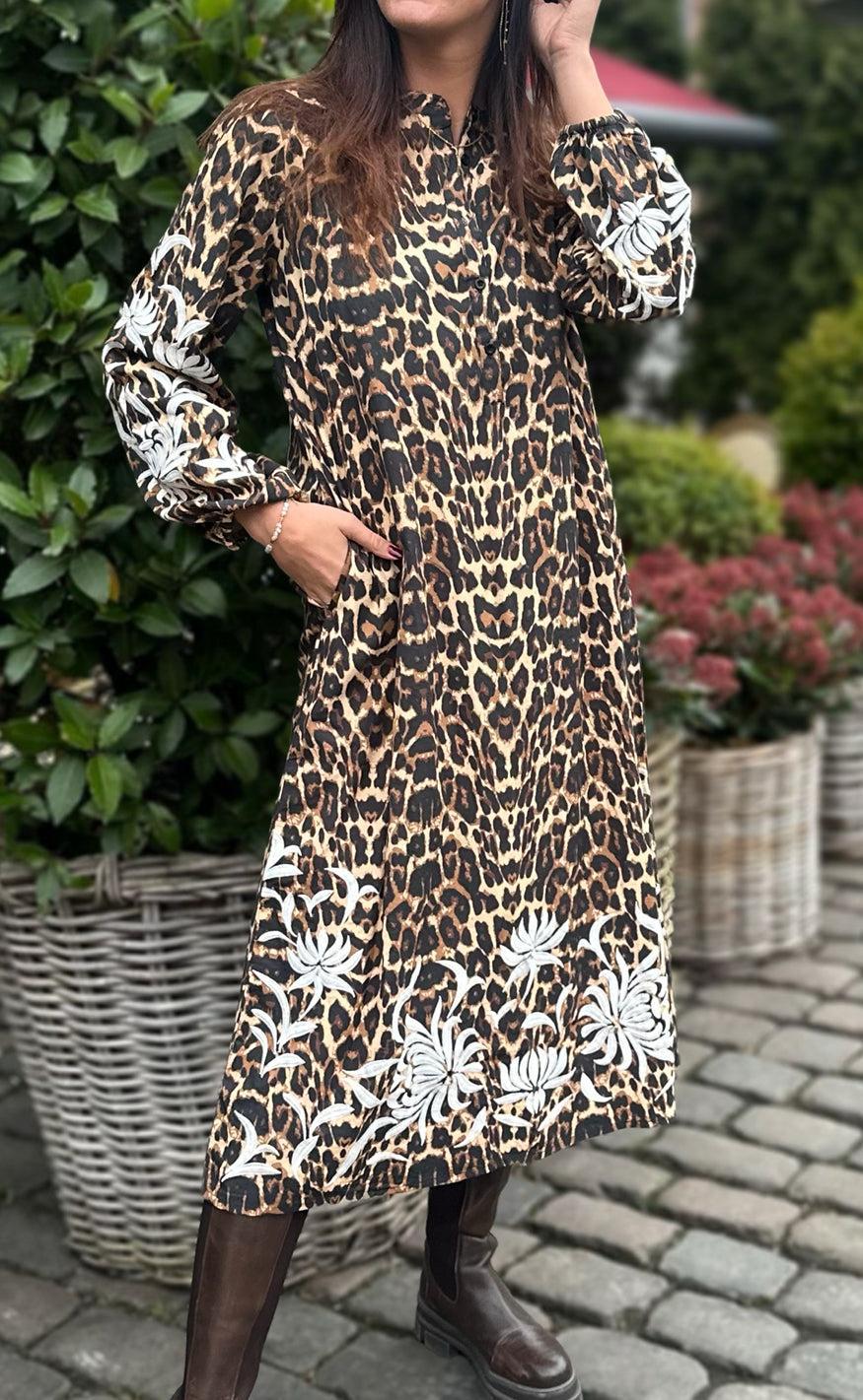 Say INA Copenhagen Kjole - Tilde Long - Leopard W. Embroidery