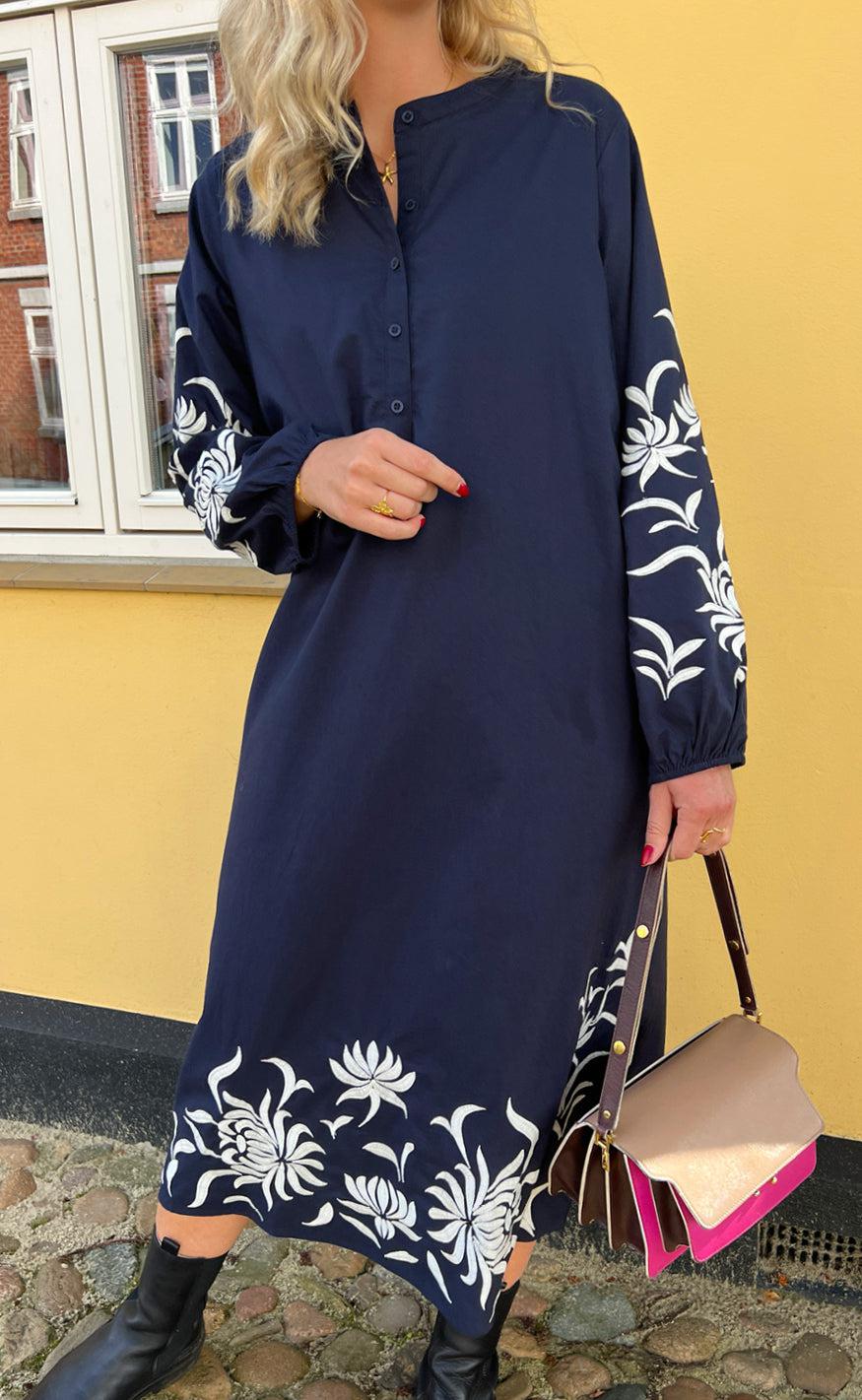Say INA Copenhagen Kjole - Tilde Long - Navy W. Embroidery