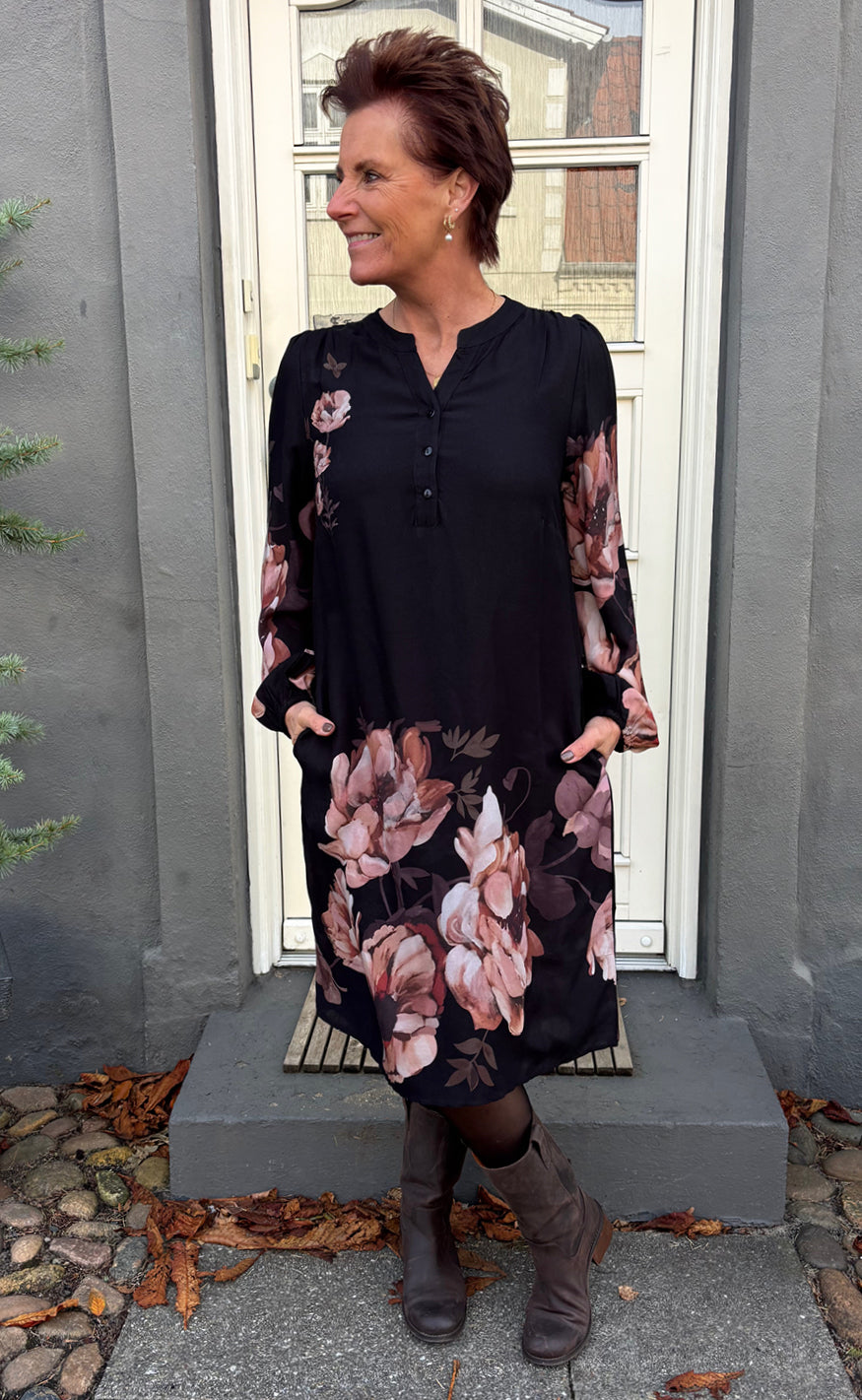 Say INA Copenhagen Kjole - Vivia - Black W. Rose Flowers