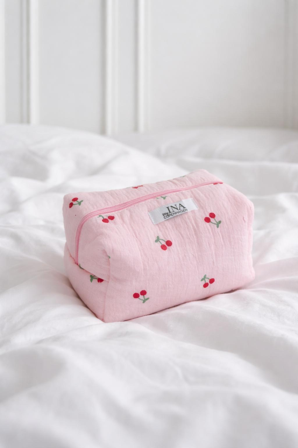 Say INA Copenhagen Makeup Taske - Small - Pink With Cherries